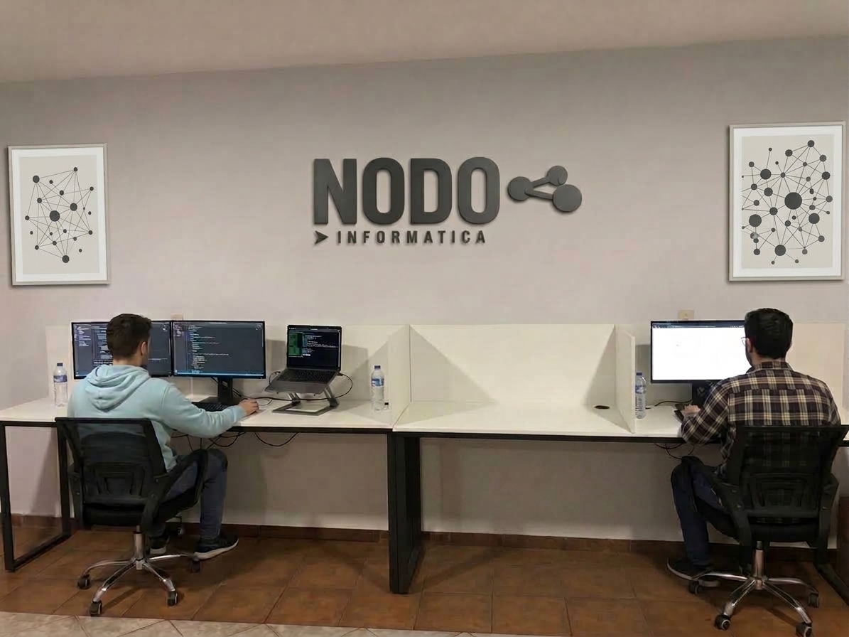 Equipo de NODO trabajando en la oficina
