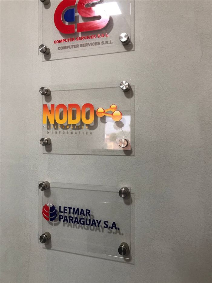 Placa de NODO Informática en la entrada de la oficina